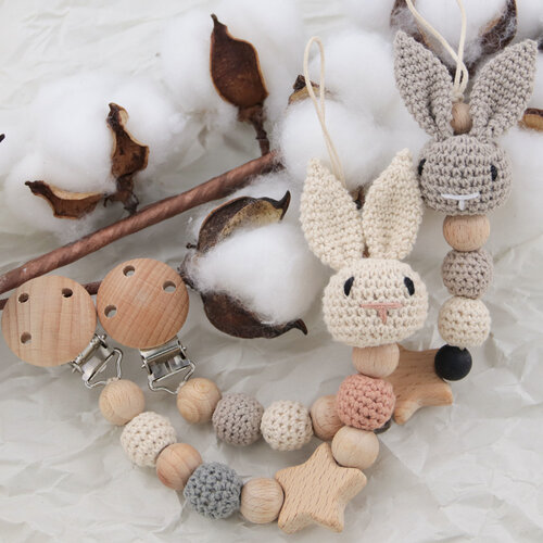 Chupetero de madera Conejo Crochet